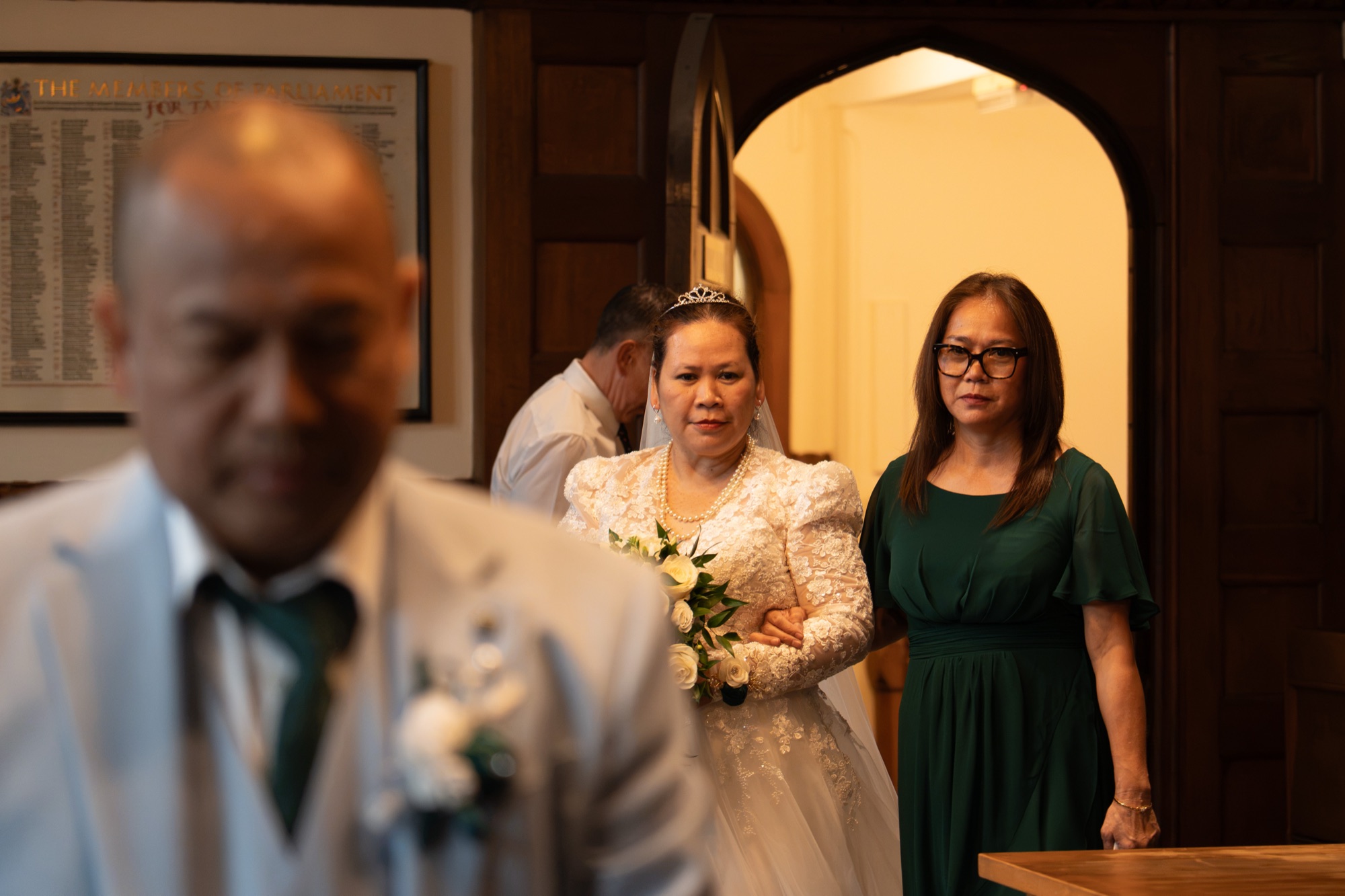 The bride arriving with her mother before the ceremony